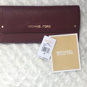 NWT Michael Kors Hayes Wallet in Mulberry